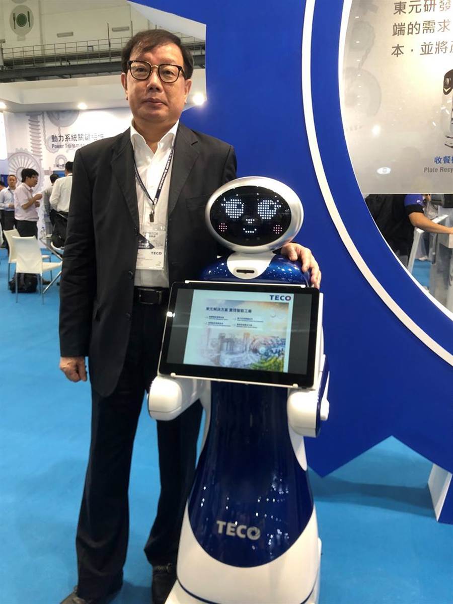 東元電機(jī)新開發(fā)導(dǎo)覽機(jī)器人今首度曝光，負(fù)責(zé)全桉的東元協(xié)理林勝泉。圖／沉美幸