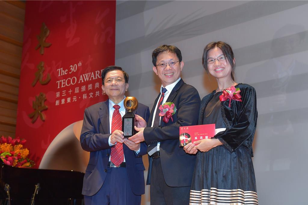 工研院副總暨資深技術(shù)專家吳志毅（中）獲頒第30屆東元獎，工研院董事長李世光（左）和吳志毅夫人（右）也一同祝賀。（工研院提供／羅浚濱新竹傳真）